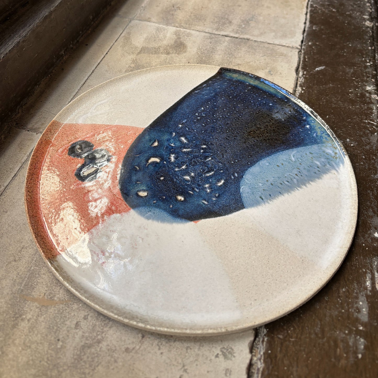 Stoneware plate – WHITE / BLUE RED L