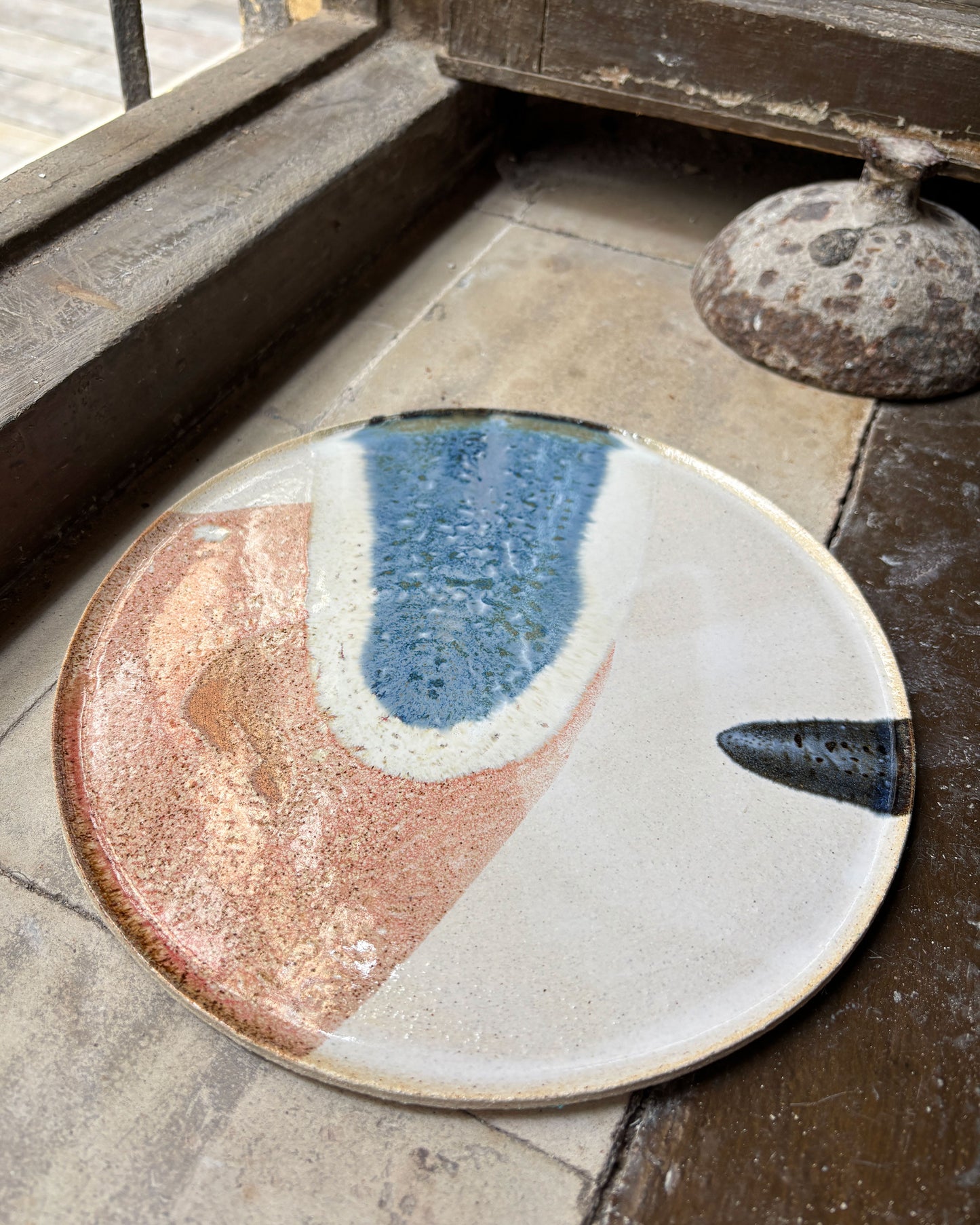 Stoneware plate – WHITE / DARK BLUE RED L