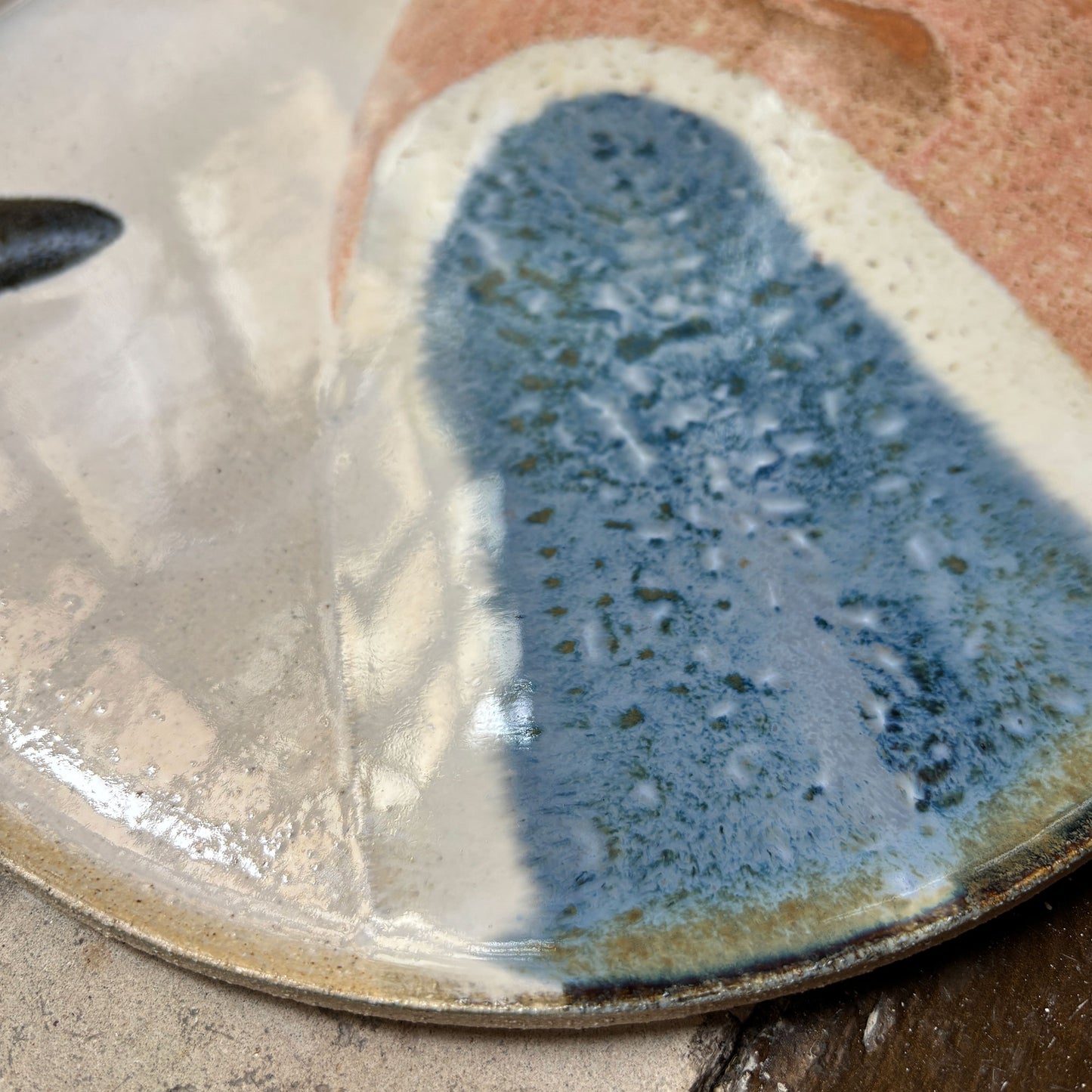 Stoneware plate – WHITE / DARK BLUE RED L