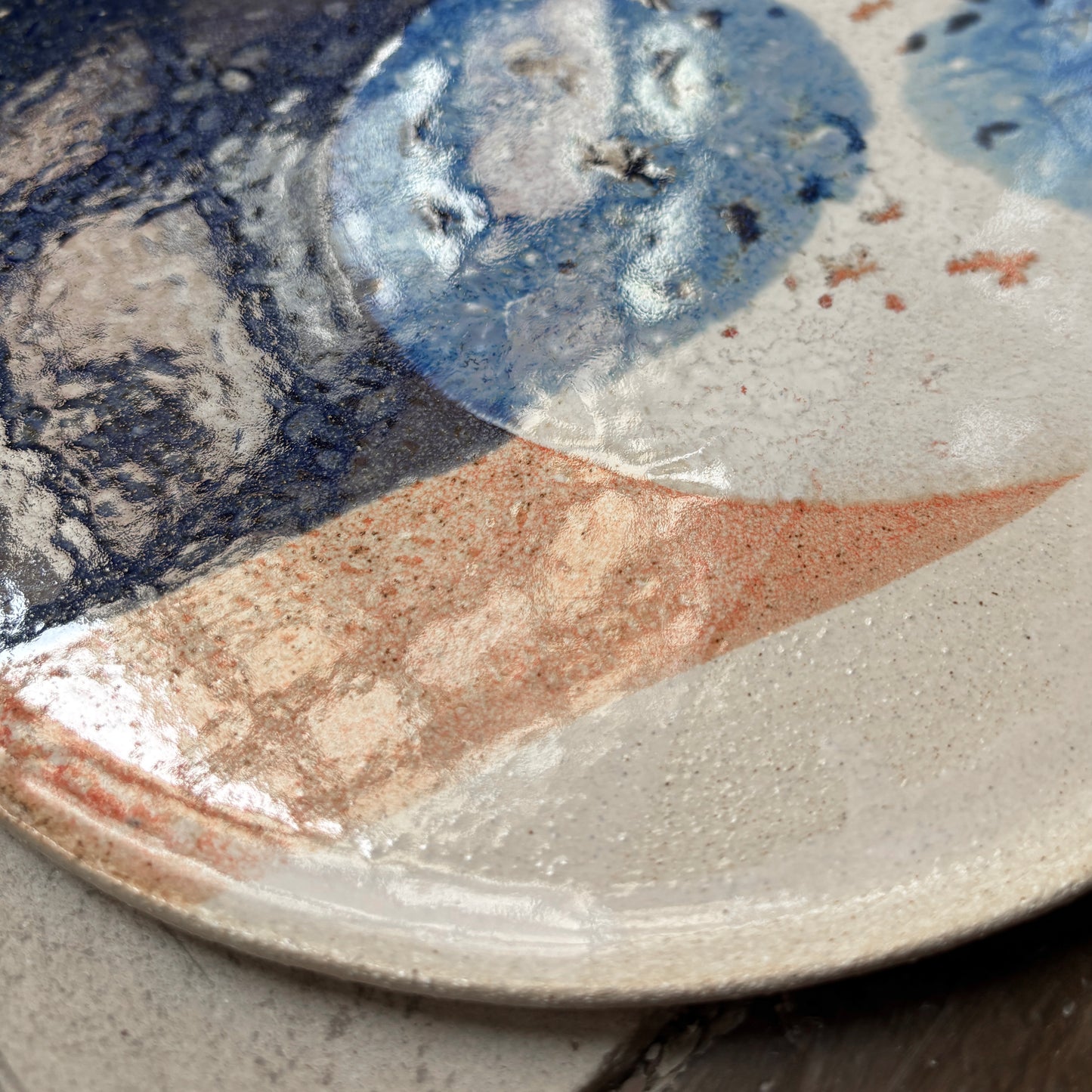 Stoneware plate – WHITE / BLUE RED L