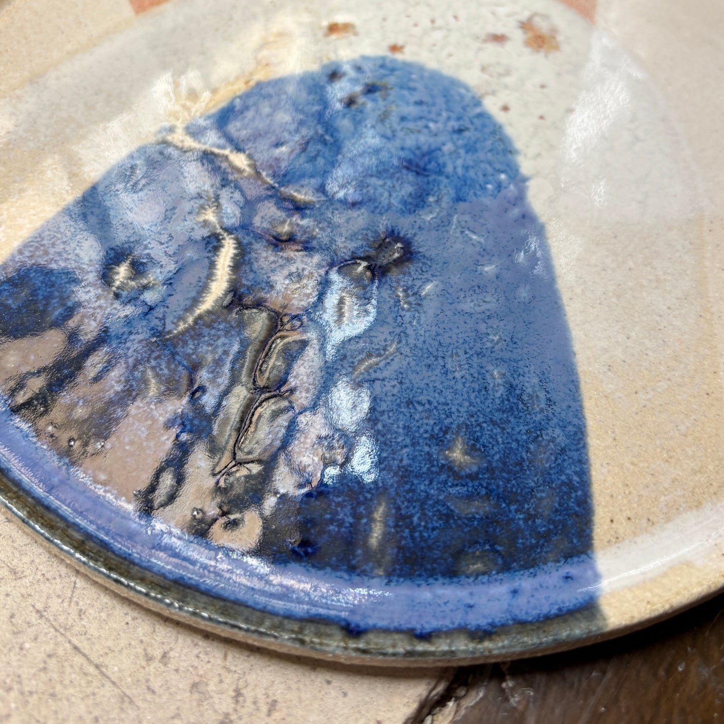 Stoneware plate – WHITE / BLUE RED L