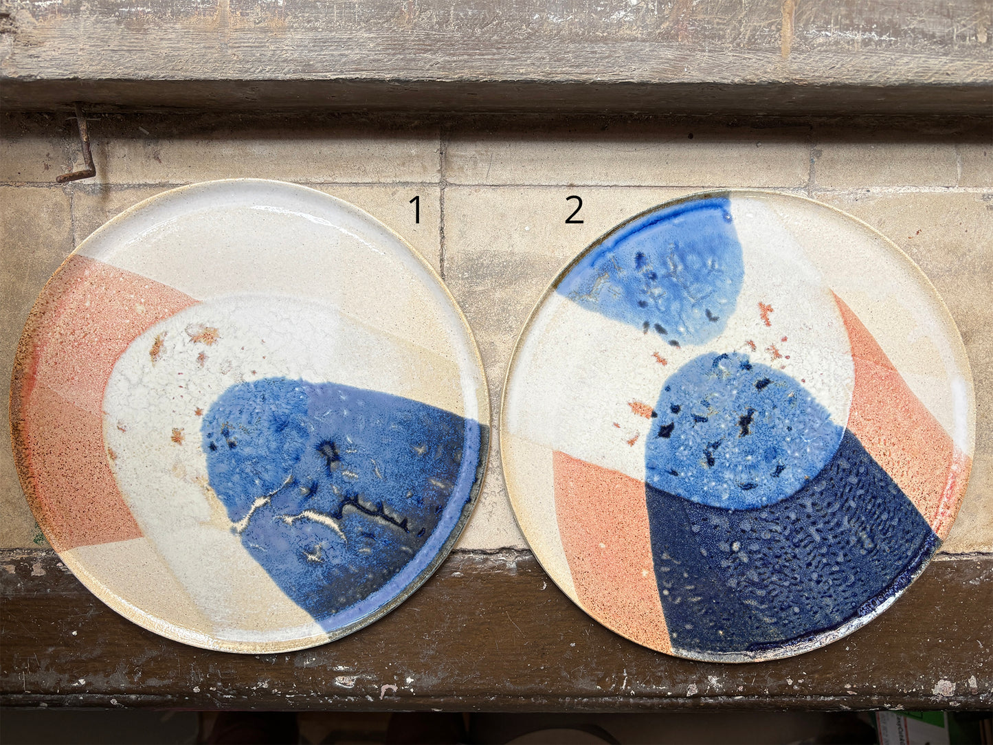 Stoneware plate – WHITE / BLUE RED L