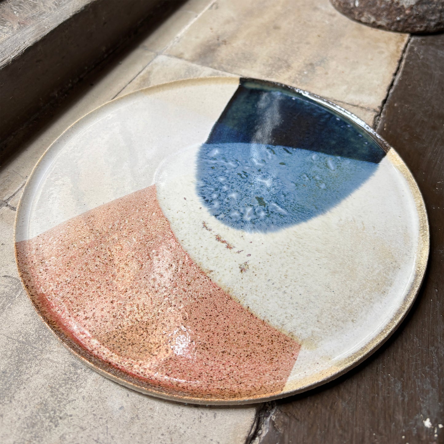 Stoneware plate – WHITE / BLUE RED L 01