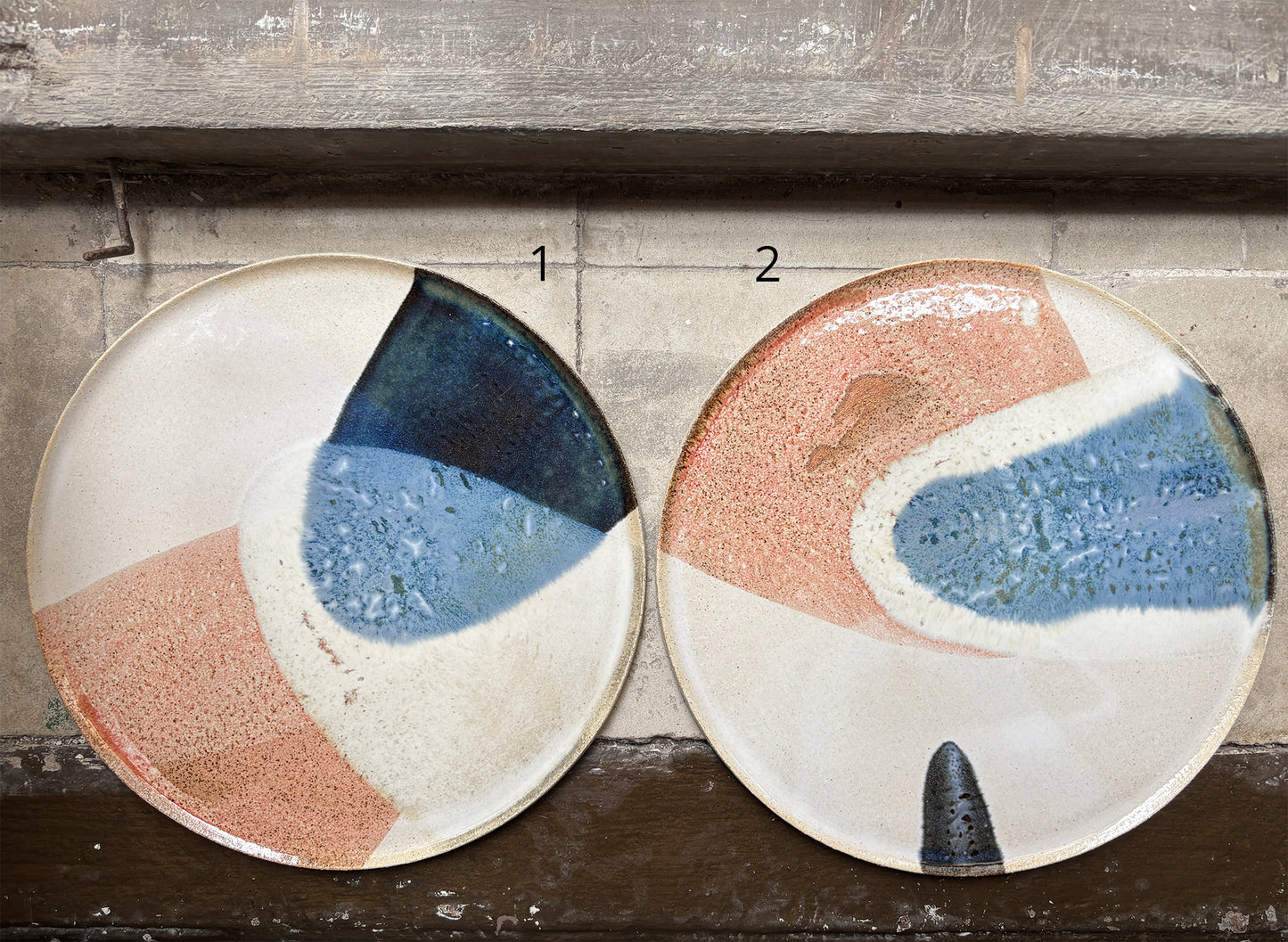 Stoneware plate – WHITE / DARK BLUE RED L