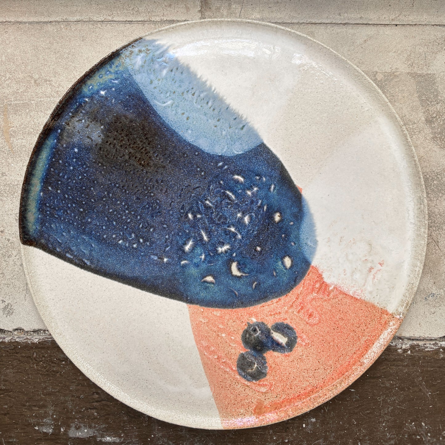 Stoneware plate – WHITE / BLUE RED L