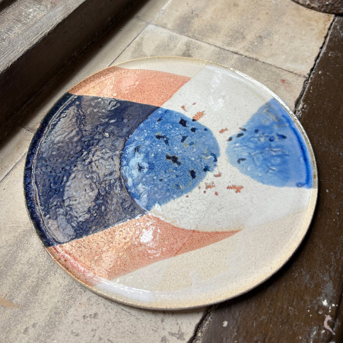 Stoneware plate – WHITE / BLUE RED L